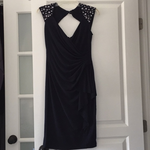 Maggy London-elegant and flattering dress - Picture 2 of 6